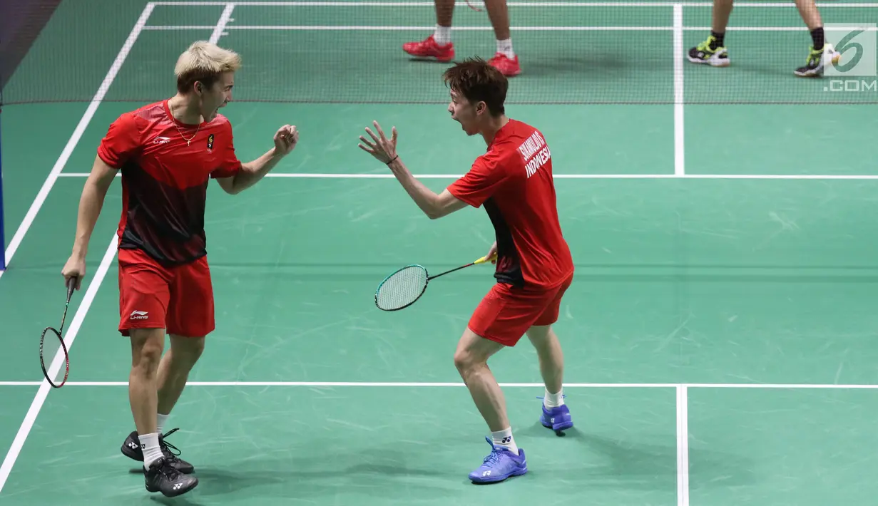 Ganda putra Indonesia, Kevin Sanjaya S/Marcus F Gideon bersorak saat melawan Fajar Alfian/M Rian Ardianto di Final Bulutangkis Asian Games 2018 di Istora GBK, Jakarta, Selasa (28/8). Kevin/Marcus unggul. (Liputan6.com/Helmi Fithriansyah)
