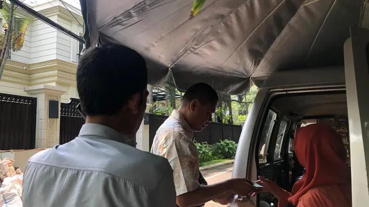 Warung Nasi Mobil di Depan Rumah Sandiaga Uno, Laris Manis dan Ramah di Kantong