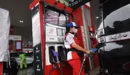Petugas SPBU melakukan pengisian BBM Pertamax ke salah satu kendaraan konsumen saat satgas RAFI 2024 yang diselenggarakan di SPBU 31.128.02, MT Haryono, Jakarta pada Senin (1/4)/Istimewa.