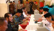 Presiden Joko Widodo ketika menyerahkan zakat mal di Istana Negara, Jakarta, Kamis (16/5/2019). Jokowi bersama para menteri, kepala lembaga, hingga direksi BUMN melakukan pembayaran zakat mal melalui Baznas senilai Rp 55 juta secara tunai. (Liputan6.com/Angga Yuniar)