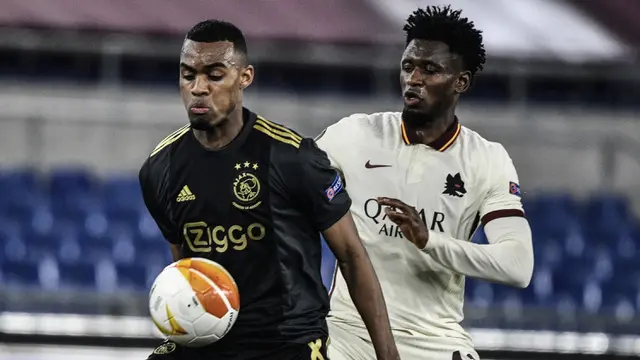 FOTO: Imbang 1-1, AS Roma Singkirkan Ajax dan Lolos ke Semifinal Liga Europa - Ryan Gravenberch; Amadou Diawara