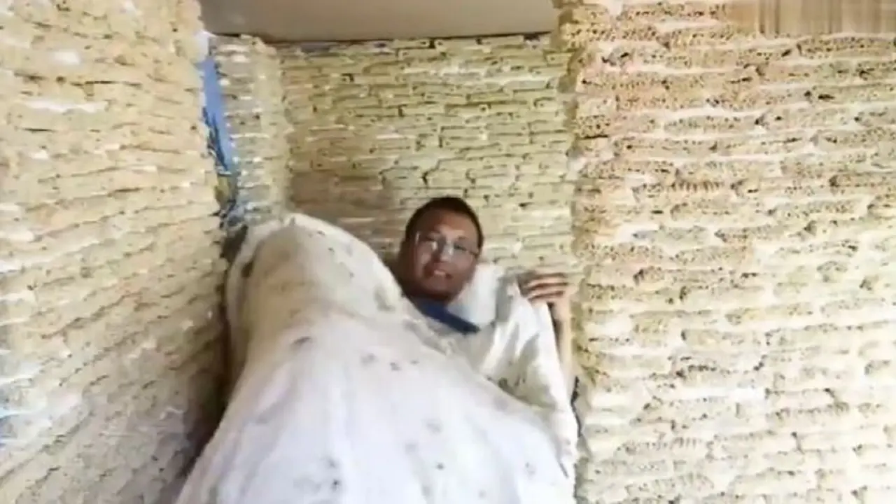 Rumah Mainan Mi Instan