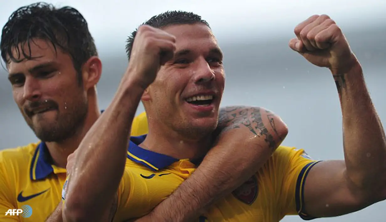 Selebrasi Lukas Podolski setelah mencetak gol ke gawang Fulham pada pertandingan Liga Inggris antara Fulham melawan Arsenal di Stadion Craven Cottage, London Sabtu 24 Agustus 2013. (AFP/Carl Court)