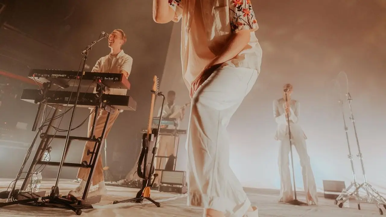 Honne (https://www.instagram.com/p/Covvd_6qf69/)