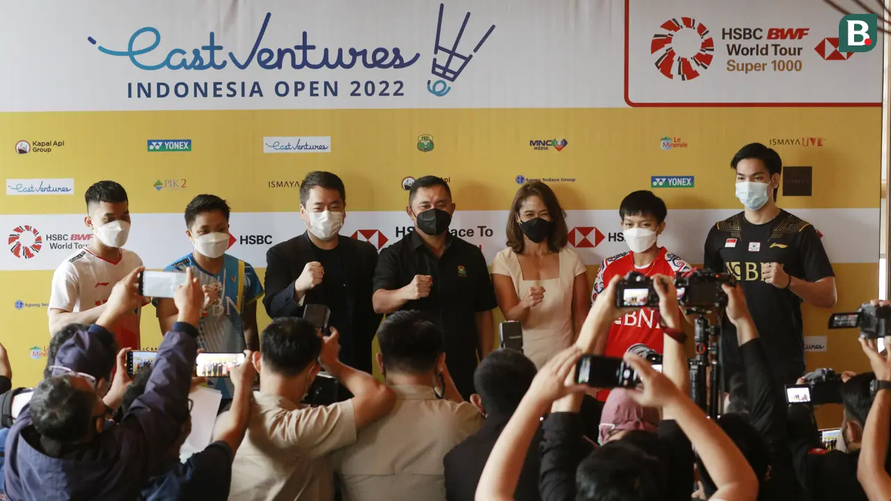 Sekjen PSBSI, Muhammad Fadil Imran bersama para atlet dan pihak sponsor foto bersama usai jumpa pers Indonesia Open 2022 di BCA Tower, Jakarta, Rabu (25/5/2022). (Bola.com/M Iqbal Ichsan)