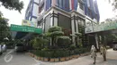 Dua orang pegawai berjalan di halaman Puskesmas Kecamatan Kebon Jeruk, Jakarta, Selasa (18/10). Selain menyediakan charger box disetiap lantai, puskesmas ini juga disediakan free wifi yang bisa dimanfaatkan para pasien. (Liputan6.com/Immanuel Antonius)