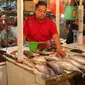 Pedagang menata ikan yang di jual di Pasar Senen, Jakarta, (23/5). Kementerian Kelautan dan Perikanan (KKP) dengan Otoritas Jasa Keuangan (OJK) menargetkan penyaluran kredit untuk sektor kelautan dan perikanan pada tahun 2016. (Liputan6.com/Angga Yuniar)