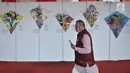 Pengunjung melintas di depan koleksi layang-layang yang dipamerkan dalam India-Indonesia Kite Exhibition di Lapangan Monas, Jakarta, Rabu (30/5). Pameran layang-layang ini bertemakan "Ramayana". (Merdeka.com/Iqbal S. Nugroho)