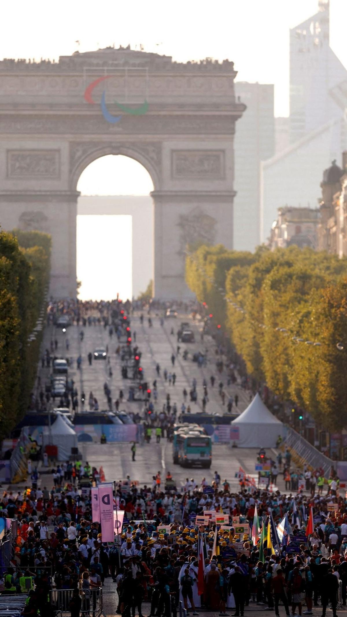 Seperti dilihat di jalan Champs-Elysees dengan latar belakang Arc de Triomph pada Upacara Pembukaan Paralimpiade Paris 2024, ribuan atlet dari berbagai delegasi melakukan parade.&nbsp;Foto: Reuters