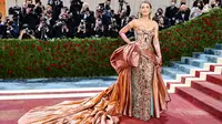 Blake Lively menghadiri The 2022 Met Gala Celebrating "In America: An Anthology of Fashion" di The Metropolitan Museum of Art pada 2 Mei 2022 di New York City. (JAMIE MCCARTHY / GETTY IMAGES NORTH AMERICA / GETTY IMAGES VIA AFP)