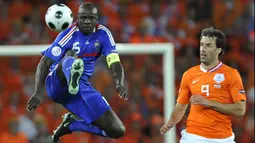 Lilian Thuram. Ia menjalani partai terakhirnya bersama Timnas Prancis saat berusia 36 tahun, 5 bulan dan 12 hari dalam pagelaran Euro 2008, tepatnya pada 13 Juni 2008 kontra Belanda di fase grup. Ia menjadi bagian skuat Prancis saat juara Euro 2000. Total mengoleksi 142 caps. (AFP/Franck Fife)