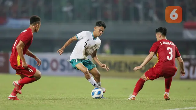 Foto: Aksi Dansa Marselino Ferdinan dan Ronaldo Kwateh Yang Membuat Vietnam Kerepotan