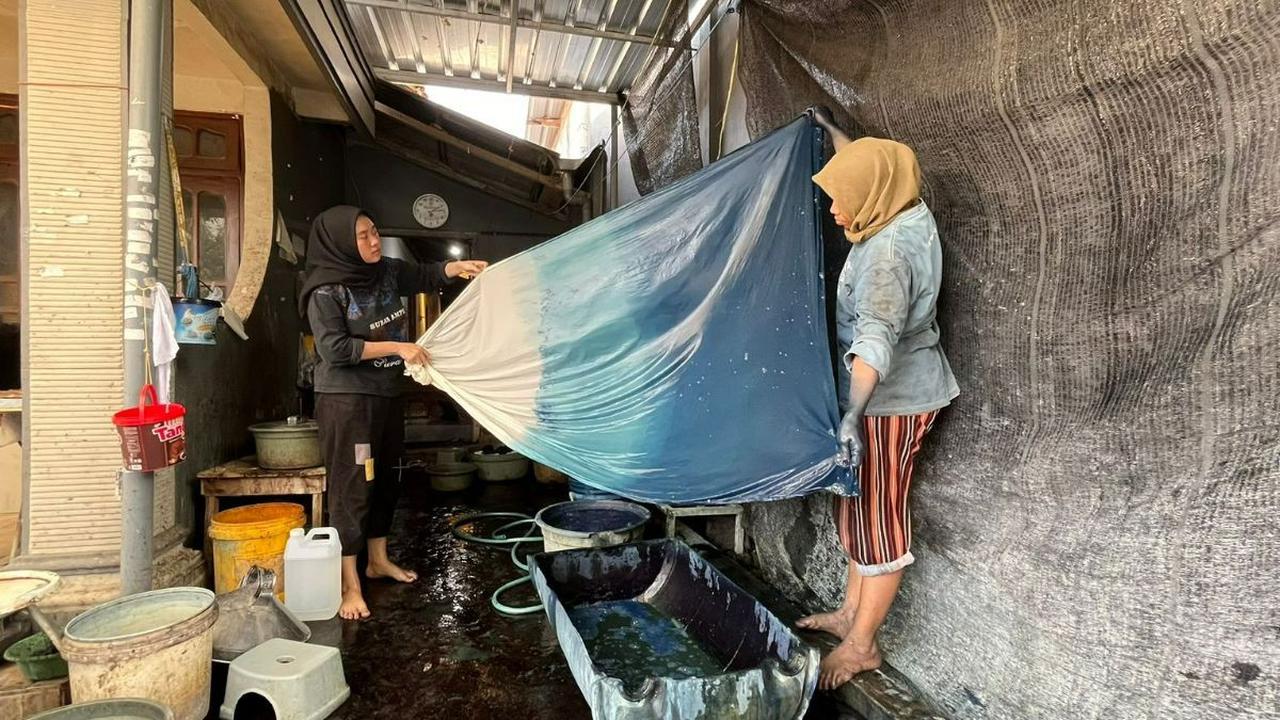 Batik Ulur Wiji dibuat dengan teknik yang cukup tradisional. Bahkan diproduksi menggunakan pewarnaan alami.