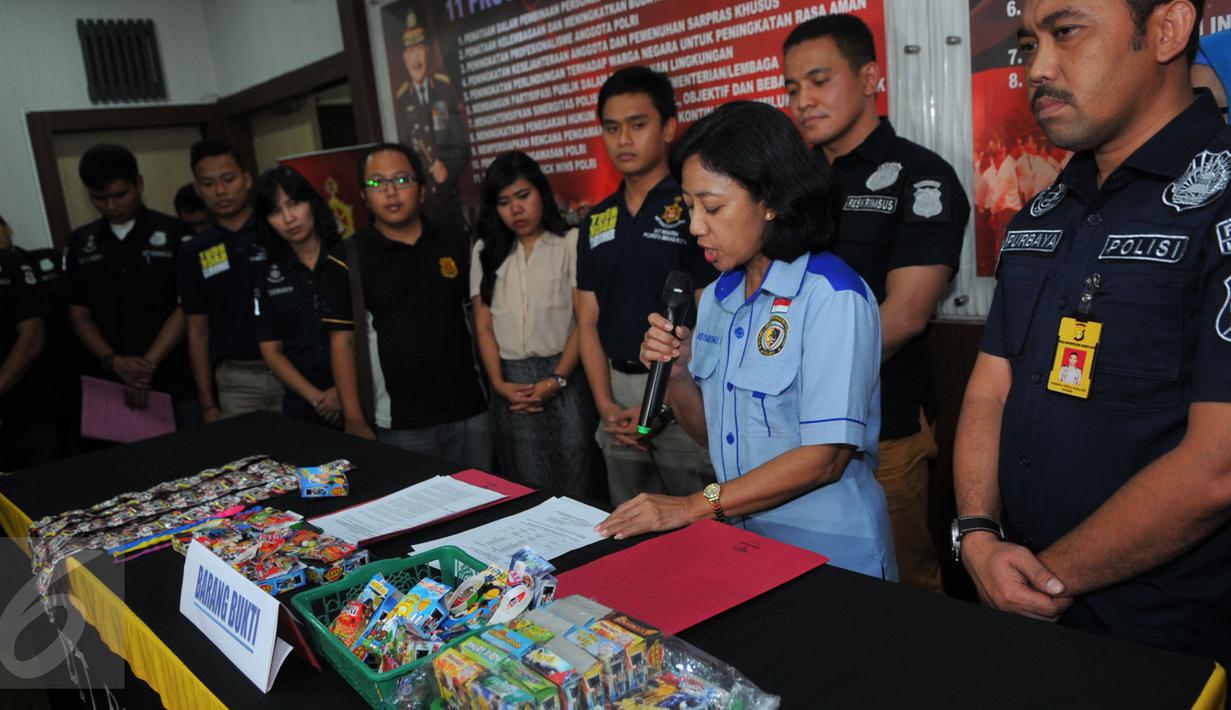 Petugas telah melakukan penyelidikan terkait jajanan yang diduga menggunakan alat kontrasepsi sebagai kemasannya, Jakarta, Kamis, (4/1/2016). Jajanan anak ini telah dicek oleh BPOM Serang Banten (Liputan6.com/Faisal R Syam)