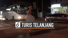 Tanpa alasan yang jelas, seorang turis nekat telanjang di jalan Pattaya, Thailand. Tak hanya itu, turis tersebut juga mengganggu para pengguna jalan.