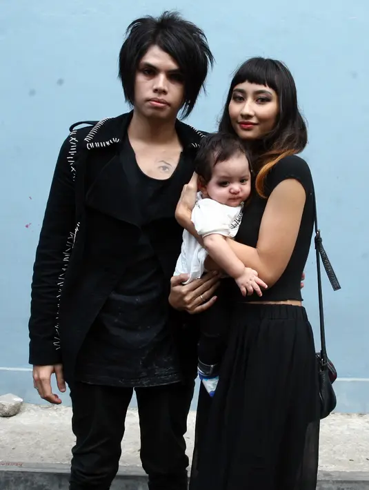 "Bener (Melody hamil di luar nikah), jadi saya sama sekali tidak menutupi apa-apa. Paling nggak, apa yang sudah terjadi atau apapun itu, saya bukan untuk bertanggung jawab tapi ini juga titipan mau bagaimanapun awalnya,"ucap Axel.(Nurwahyunan/Bintang.com)