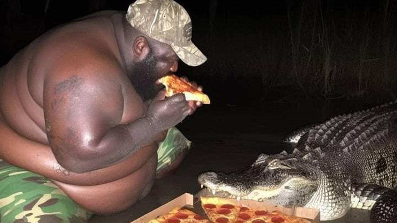 Foto pertama saat ia mengawali makan pizza bersama buaya.