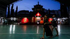 Sejumlah anak-anak mendatangi Masjid Cheng Ho, Genteng, Surabaya untuk melaksanakan ibadah salat magrib pada Selasa (14/11/2023). (Bola.com/Bagaskara Lazuardi)