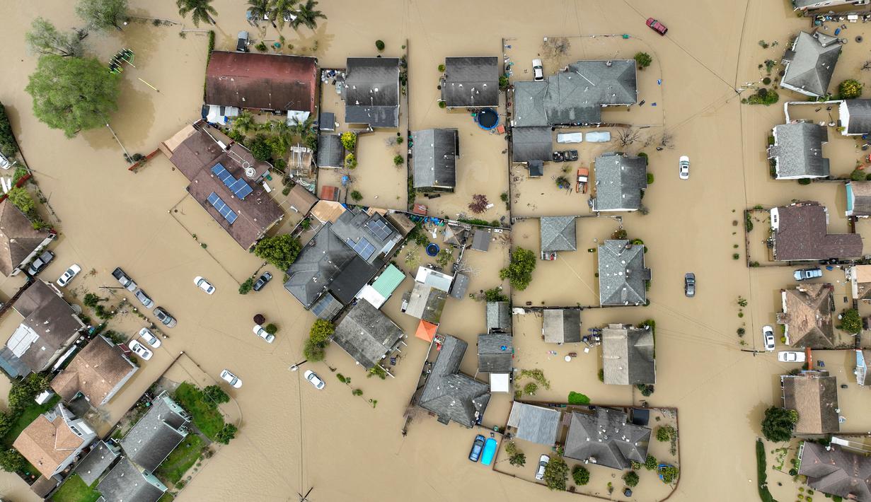 Banjir menutupi sebagian besar Lembah Pájaro, California, Amerika Serikat, 12 Maret 2023. Badai menyebabkan tanggul di sepanjang Sungai Pájaro jebol sehingga membuat air menggenangi rumah, bisnis, serta menyebabkan ribuan orang tanpa perlindungan. (Shae Hammond/Bay Area News Group via AP)