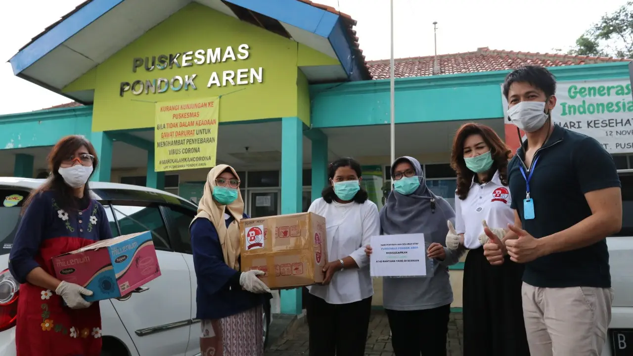 Perempuan Bravo Lima Tangsel membagikan APD ke puskesmas.