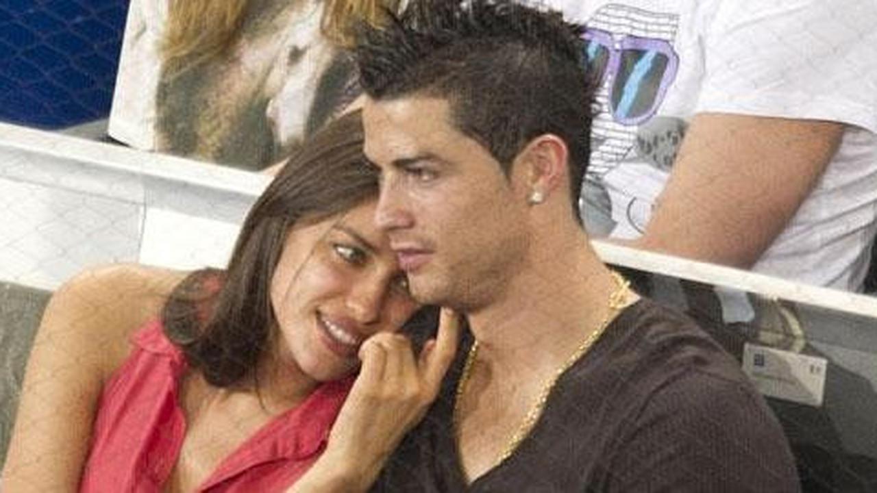 Wow, Christiano Ronaldo pamer cium Irina Shayk!