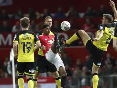 Aksi pemain Manchester United, Marcus Rashford (tengah) mengontrol bola dari adangan para pemain Burton Albion pada laga Piala Liga Inggris di Old Trafford, Manchester (20/9/2017). MU menang 4-1. (Martin Rickett/PA via AP)