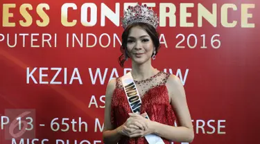 Puteri Indonesia 2016, Kezia Warouw saat berbagi cerita dengan awak media di Graha Mustika Ratu, Jakarta, Selasa (7/2). Kezia Warouw meraih Miss Phoenix Best Smile dalam ajang Miss Universe 2016 di Manila. (Liputan6.com/Herman Zakharia)