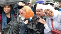 Demi bisa menyaksikan keseruan closing asian games 2018, Chacha Frederica rela hujan-hujanan untuk masuk ke GBK.