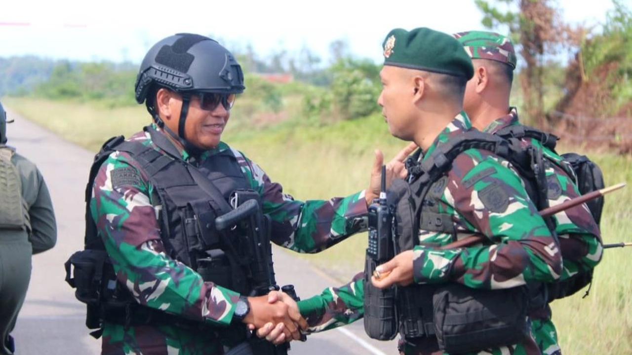 Kegiatan itu berlangsung pada Sabtu (30/12) silam, pukul 08/45 WIT. Saleh mendarat menggunakan helikopter Caracal TNI AU.