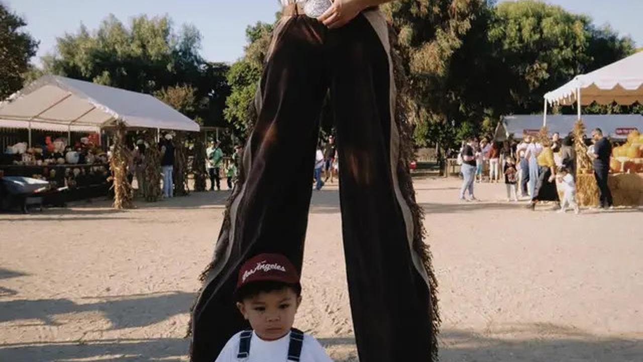 6 Potret Nikita Willy Ajak Baby Issa ke Ladang Labu Amerika, Panen Jelang Halloween