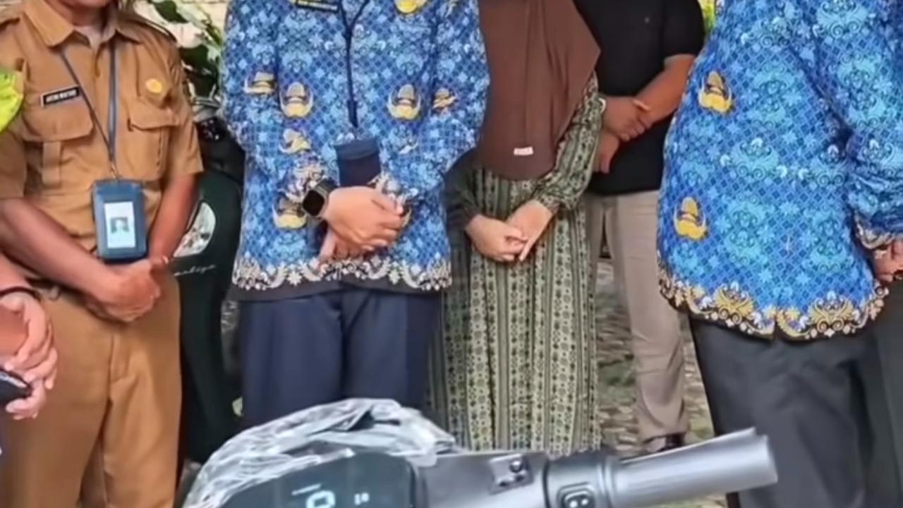 Wali Kota Prabumulih Minta Maaf Sambil Berpelukan, Hadiahkan Sepeda Listrik untuk Kepsek dan Satpam