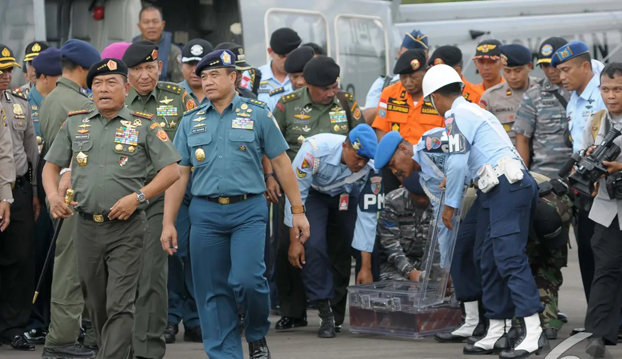 Panglima TNI Jenderal Moeldoko (kiri), berjalan didampingi KSAL Laksamana Madya TNI Ade Supandi (kanan), menuju keruangan untuk memberikan keterangan kepada media, Kalteng, Senin (12/01/2015). (Liputan6.com/Andrian M Tunay)