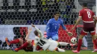 Striker Timnas Jerman, Maximilian Beier (tengah) berusaha mencetak gol ke gawang Timnas Swiss pada laga matchday ketiga Grup A Euro 2024 di Waldstadion, Frankfurt, Jerman, Minggu (23/6/2024). (AP Photo/Martin Meissner)