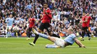 Pemain Manchester City, Erling Haaland mencetak gol ketiga timnya saat laga lanjutan Liga Inggris 2022/2023 antara Manchester City melawan Manchester United di Etihad Stadium, Manchester pada Minggu (02/10/2022) malam WIB. (AP/Rui Vieira)