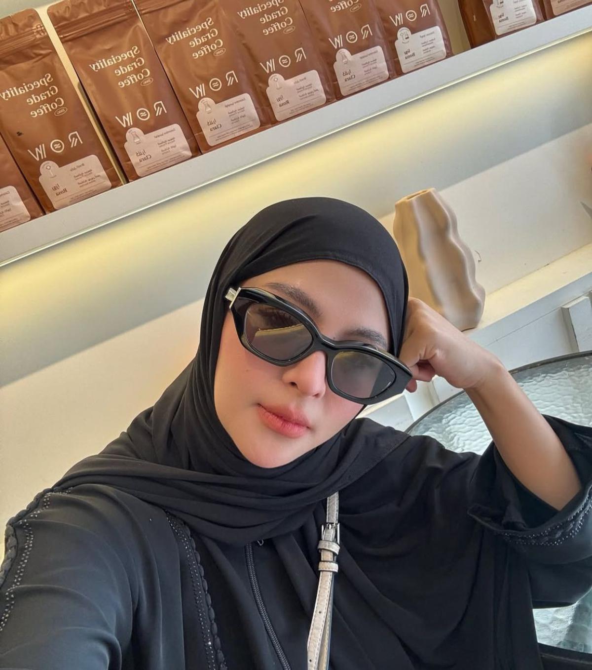 7 Potret Thya Sethya saat Pakai Hijab setelah Tinggalkan MMA, Sempat Tampil Bercadar Ketika Umroh