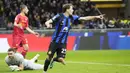 Pemain Inter Milan, Nicolo Barella, melakukan selebrasi setelah mencetak gol ke gawang Lecce pada pekan ke-17 Serie A 2023/2024 di Stadion Giuseppe Meazza, Minggu (24/12/2023). (AP Photo/Luca Bruno)