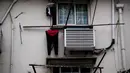 Sebuah celana dalam milik warga setempat saat dijemur di pemukiman Shanghai, Tiongkok, Minggu (5/3). Sebagian masyarakat Tiongkok percaya bisa menolak bala dengan celana dalam merah. (AFP PHOTO/Johannes EISELE)