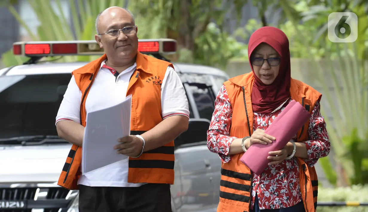 Pejabat Pembuat Komitmen Dinas PU, Bina Marga, dan SDA Kabupaten Sidoarjo, Judi Tetrahastoto (kiri) dan Kepala Dinas PU, Bina Marga, dan SDA Kabupaten Sidoarjo, Sunarti Setyaningsih berjalan akan menjalani pemeriksaan di Gedung KPK, Jakarta, Kamis (16/1/2020).  (merdeka.com/Dwi Narwoko)