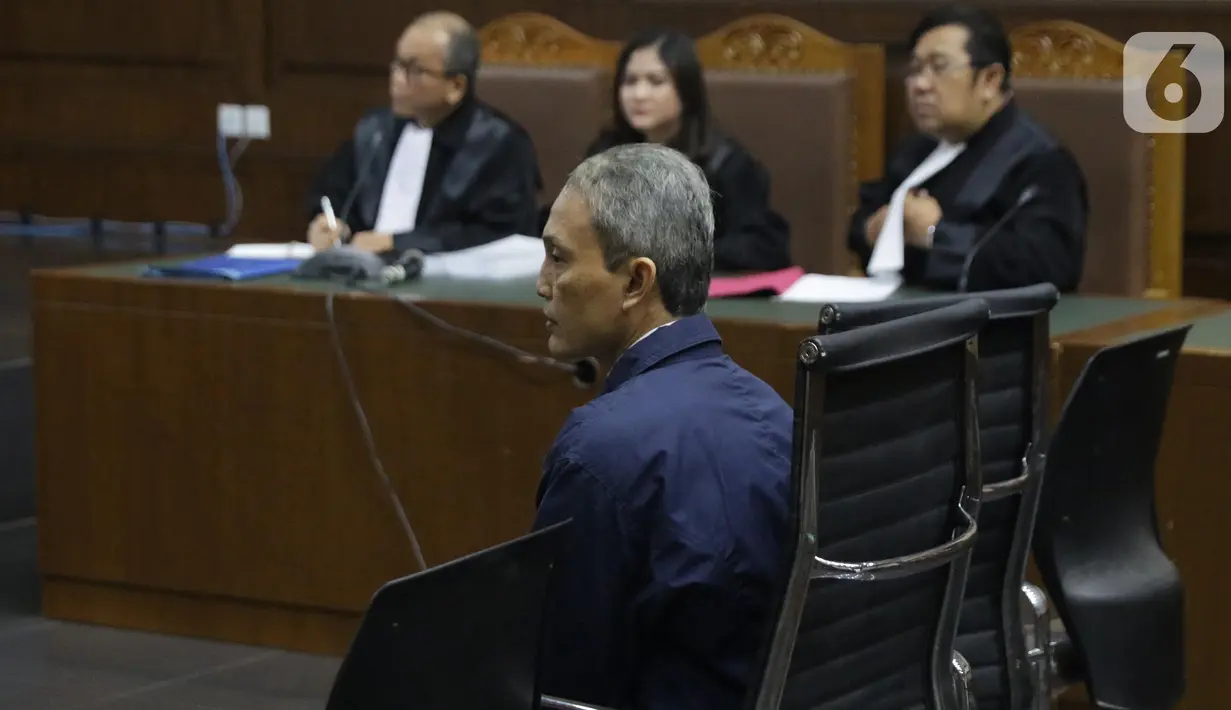 Terdakwa dugaan suap proyek pengadaan di lingkungan PT Krakatau Steel, Wisnu Kuncoro saat sidang pembacaan tuntutan di Pengadilan Tipikor, Jakarta, Rabu (16/10/2019). Wisnu Kuncoro dituntut 2 tahun penjara denda Rp 100 juta subsider 3 bulan kurungan. (Liputan6.com/Helmi Fithriansyah)