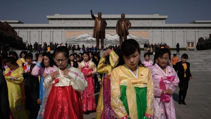 Sekelompok wanita berpakaian tradisional terlihat dalam perayaan tersebut (AFP)