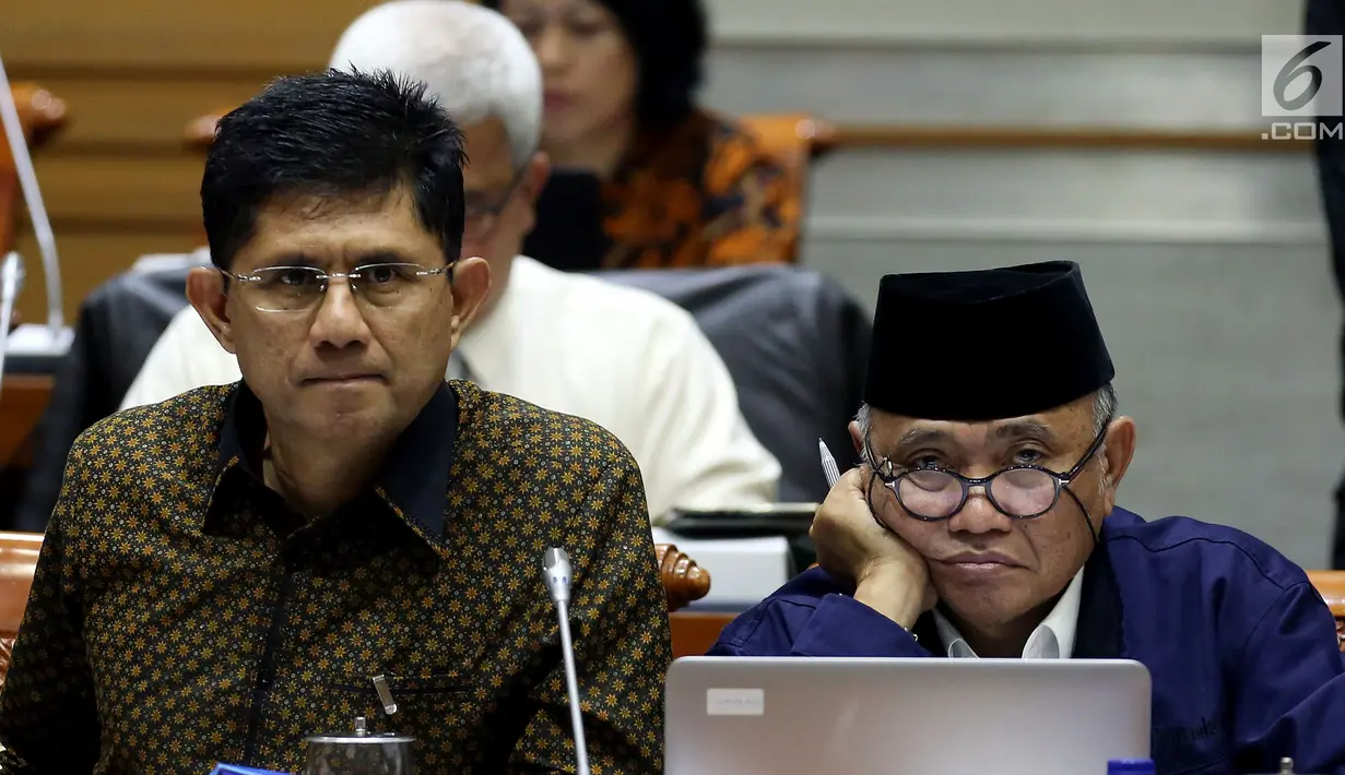 Ketua KPK, Agus Rahardjo menyimak pertanyaan Komisi III DPR dalam Rapat Dengar Pendapat di Kompleks Parlemen Senayan, Jakarta, Selasa (12/9). Rapat mendengarkan penjelasan mengenai mekanisme proses pengaduan masyarakat di KPK. (Liputan6.com/Johan Tallo)