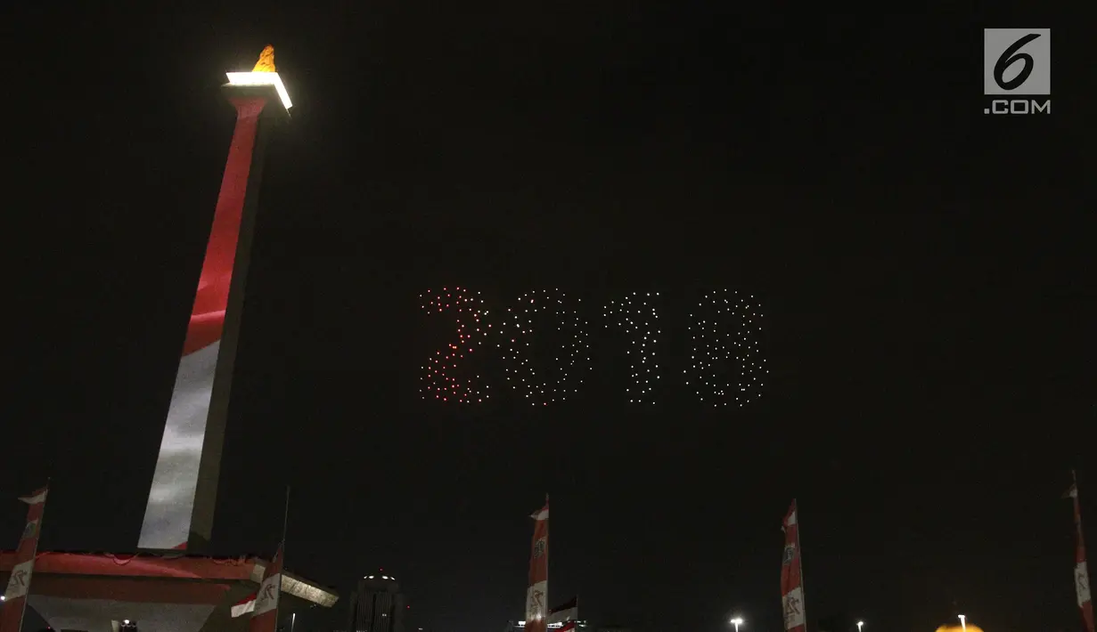 300 Drone membuat formasi bentuk angka 2018 saat acara hitung mundur Asian Games 2018 di Monas, Jakarta, Jumat (18/8). Acara ini menandai setahun Jakarta-Palembang sebelum menjadi tuan rumah Asian Games ke-18 itu. (Liputan6.com/Herman Zakharia)