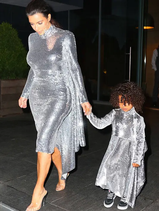 Waah Kim Kardashian dan North West kebaran nih! (AKM-GSI/E! News)