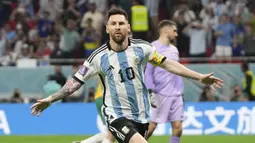 Lionel Messi kini berhasil menyalip rekor yang ditorehkan oleh Diego Maradona dan Guillermo Stabile sebagai pencetak gol terbanyak timnas Argentina. Messi tercatat telah membuat 9 gol atau unggul satu gol dari Maradona dan Stabile. (AP/Thanassis Stavrakis)