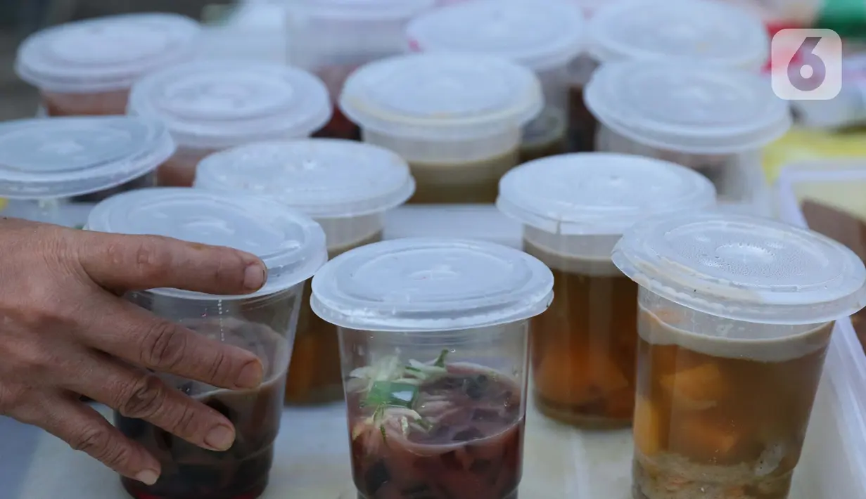 Pedagang menyiapkan minuman untuk berbuka puasa di kawasan Bendungan Hilir, Jakarta, Sabtu (25/4/2020). Meski ditengah pandemi virus Covid-19, masyarakat masih antusias berburu penganan berbuka puasa dengan tetap menerapkan pola jaga jarak dan memakai masker. (Liputan6.com/Helmi Fithriansyah)