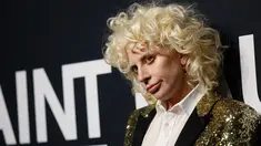 Penyanyi Lady Gaga saat berpose saat menghadiri fashion show koleksi Saint Laurent di Hollywood Palladium, California, (10/2). Lady Gaga tampil tomboy saat mengahdiri acara fashion tersebut. (REUTERS / Mario Anzuoni)