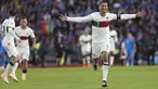 Penyerang Portugal, Cristiano Ronaldo berselebrasi setelah mencetak gol ke gawang Islandia selama pertandingan lanjutan grup J kualifikasi Euro 2024 di Reykjav&iacute;k, Islandia, Rabu, 21 Juni 2023. (AP Photo/&Aacute;rni Torfason)