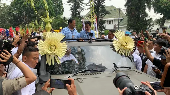 <p>Pasangan bakal capres-cawapres Prabowo Subianto-Gibran Rakabuming naik kendaraan taktis maung dari Taman Suropati Menteng menuju Komisi Pemilihan Umum (KPU), Rabu (25/10/2023). (Liputan6.com/Delvira Hutabarat)</p>