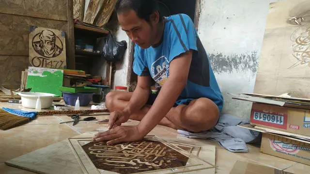 Unik Warga Cirebon Membuat Lukisan Dari Pelepah Pisang