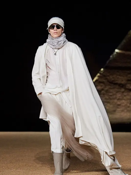 Sebanyak 75 look yang turut melambangkan ulang tahun ke-75 Parisian House ditampilkan melalui palet warna yang didominasi gading dan abu-abu pucat, dengan semburat warna kuning. Dok/Dior.